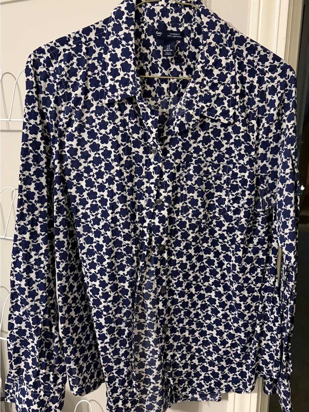 GAP Women’s Navy and White Floral-Style Button-Down Shirt